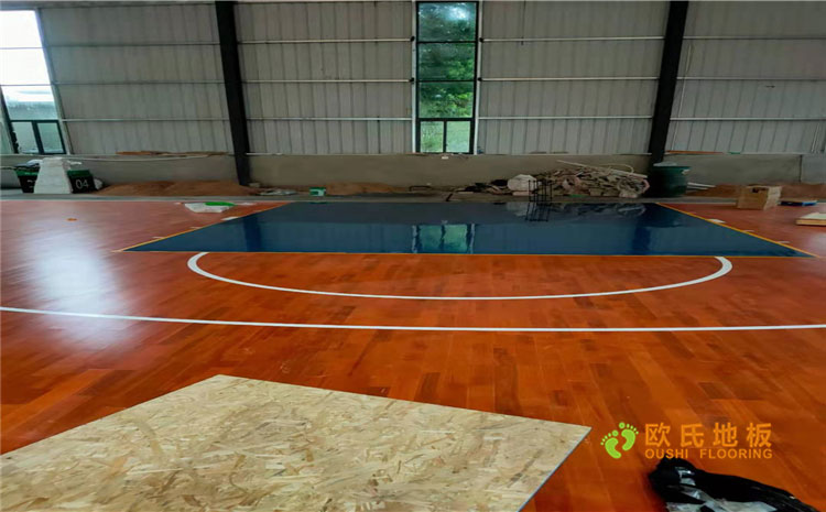 貴州銅仁體育館雙層龍骨結構木地板案例 貴州銅仁體育館雙層龍骨結構木地板案例